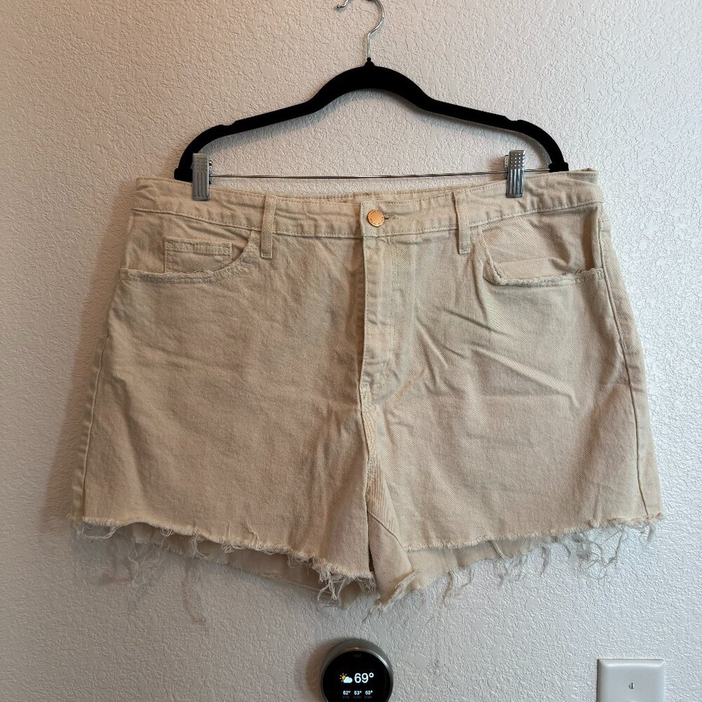 Good Used Condition (GUC) White Universal Thread Denim Distressed Shorts Size 17